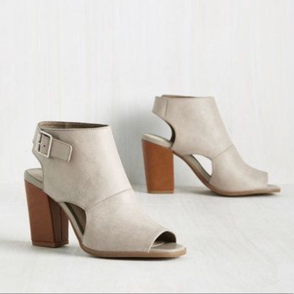 Ash Gray Leather Cut Out Peep Toe Heel Sandal - Picture 2 of 3